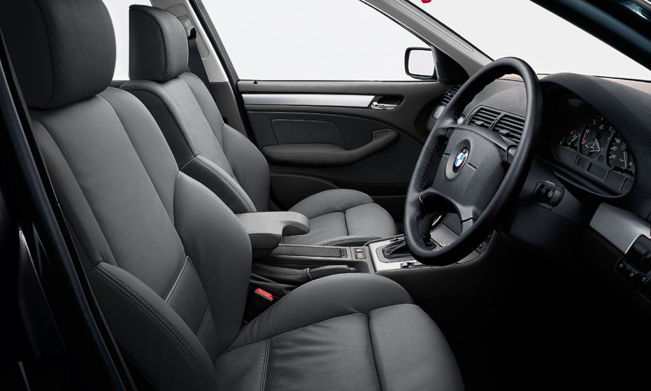 Interior of BMW 325i (E46 (4FL)), VIN WBAET360X0NG67960