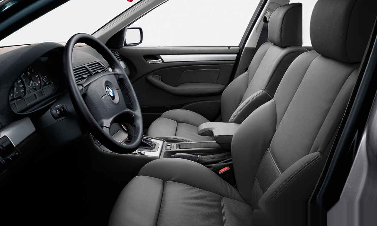 Interior of BMW 320i (E46 (4FL)), VIN WBAEV11060KK75109